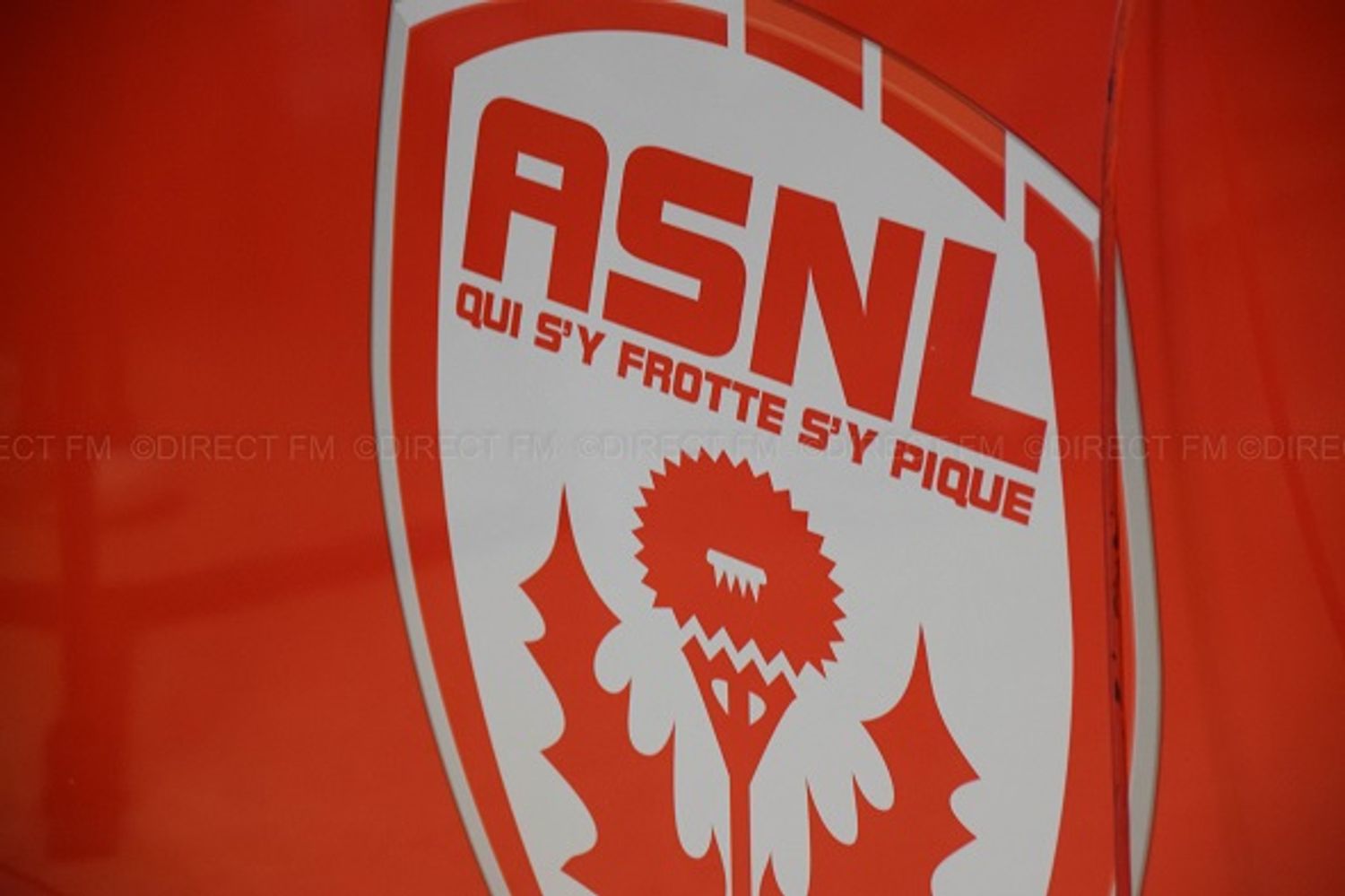 Un homme qui connaît bien la maison rouge et blanche